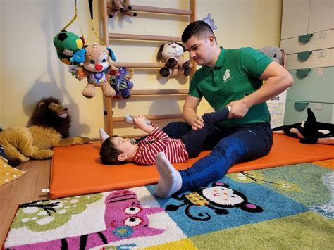 Dieťa cvičiace Vojtovu metódu pod dohľadom fyzioterapeuta