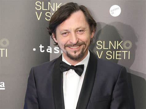Herec Lukáš Latinák počas diskusie v charitnej kaviarni