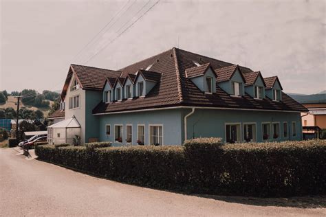 Pohľad na Dom Charitas Sedembolestnej Panny Márie v Zázrivej v oravskej prírode