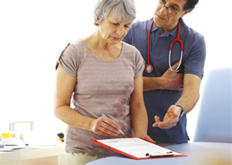 Lekár vyšetruje pacienta