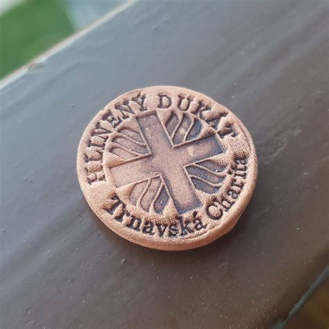 Hlinený dukát ako symbol pomoci
