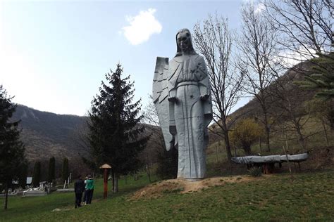 Socha anjela darovaná pápežovi Františkovi