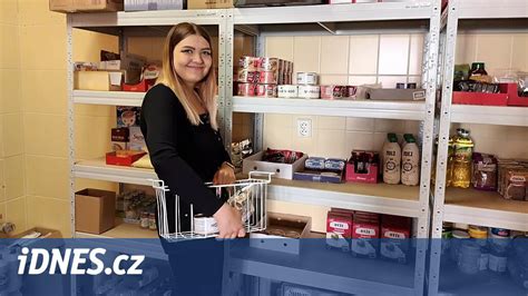 Ľudia preberajúci potravinové balíčky od charitatívnych organizácií