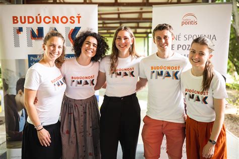 Ľudia participujúci na vzdelávacích programoch charity