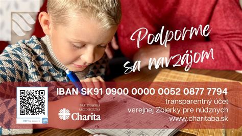 Ľudia triediaci oblečenie na charitu