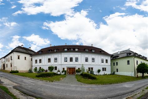 Záhrada Domu Charitas sv. Jána Bosca s jazierkom a besiedkou