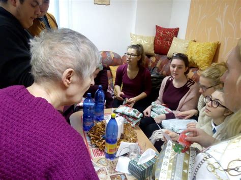 Ľudia v Dom Charitas prijímajúci pomoc