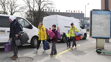 Dobrovoľníci pri práci v integračnom centre
