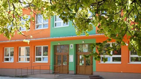 Študentka hrajúca sa s deťmi, znázorňujúca opatrovateľskú prácu