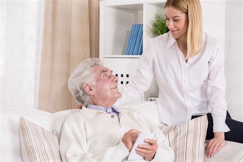 Starší ľudia a opatrovateľka, ukážka starostlivosti o seniorov