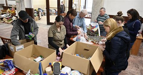 Dobrovoľníci Spišskej katolíckej charity poskytujúci pomoc