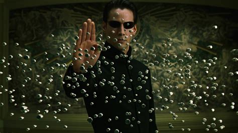 Keanu Reeves pomáha pri natáčaní filmu Matrix
