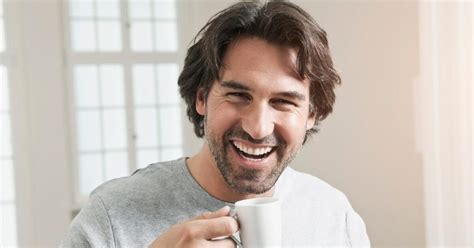 Šťastný človek relaxuje na jednolôžkovej posteli