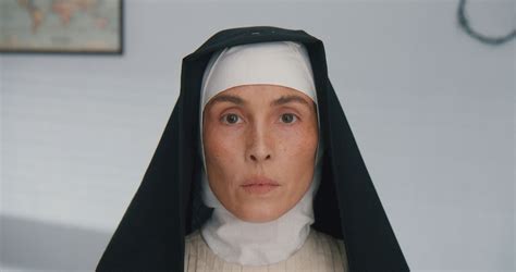 Noomi Rapace ako Matka Tereza vo filme Matka
