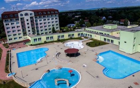 Bazénový komplex Hotela Flóra s vodnými atrakciami