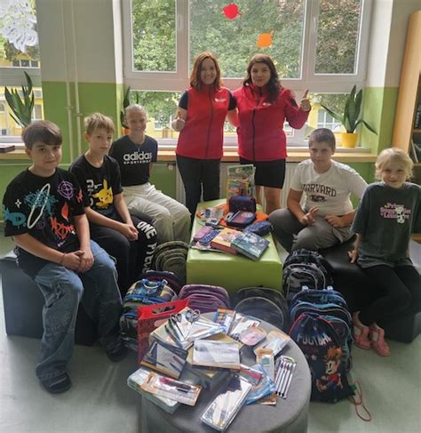 Deti s novými školskými pomôckami od Charity