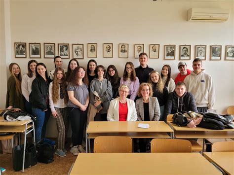 Akademické prostredie: Študenti a profesori diskutujú o výskume
