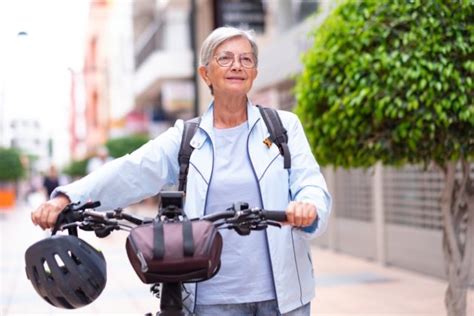 Ilustrácia šoféra s obedovým balíkom pre seniora