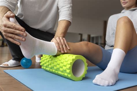 Pacient a fyzioterapeut pri rehabilitačnom cvičení