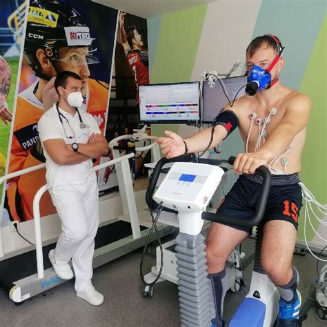Lekárka vykonávajúca rehabilitačné vyšetrenie