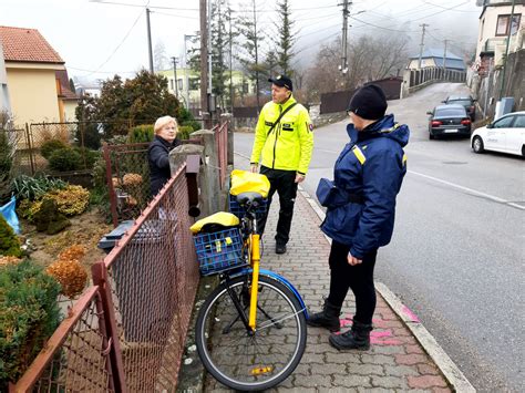 Policajti prednášajúci o bezpečnosti seniorom