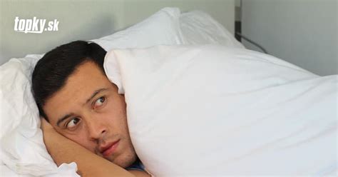Muž píšuci správu na zoznamke