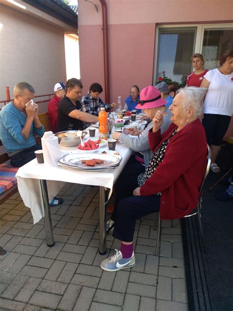 Ilustračná fotografia seniorov zapojených do aktivít v dennom stacionári