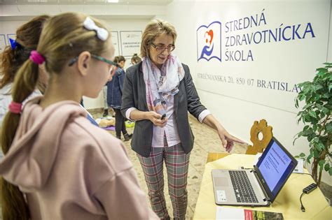 Žiaci pri štúdiu v múzeu