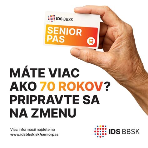 Starší pár usmieva a drží Senior Pas