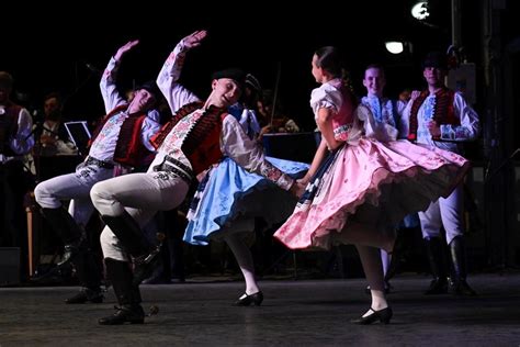 Fotografia folklórneho súboru Zemplín počas vystúpenia