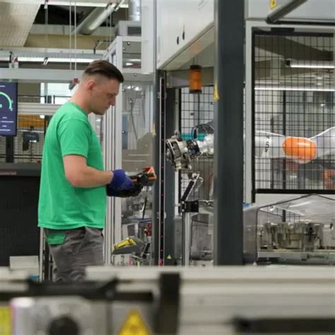 Kolaboratívny robot podávajúci predmety