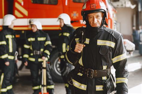 Ilustrácia vojaka v službe a policajta, hasiča s odznakmi