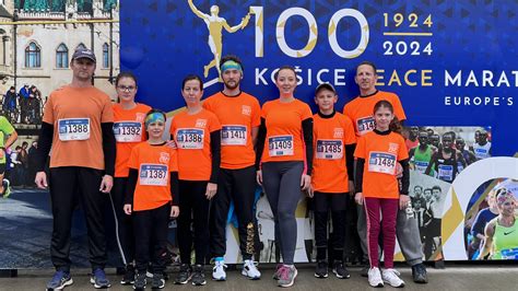 Ilustrácia: Seniori bežiaci na maratóne s úsmevom