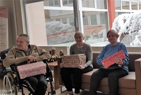 Zabalené vianočné krabice s darčekmi pre seniorov