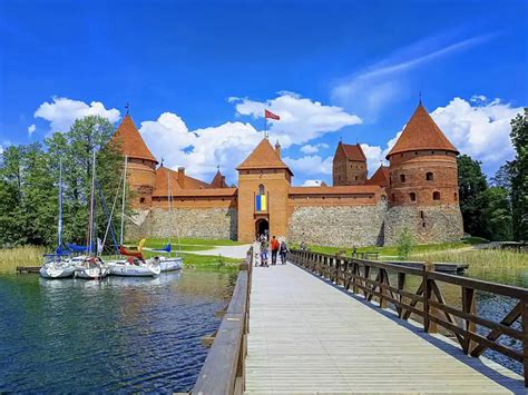 Vodný hrad Trakai na jazere Galvé