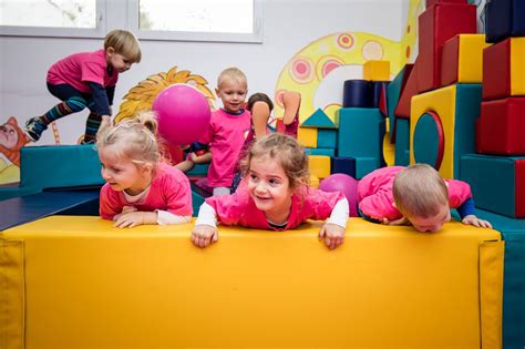 Detské jasle s opatrovateľkami pri hre s deťmi