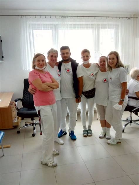Skupina ľudí na kurze opatrovania precvičujúca techniky prvej pomoci