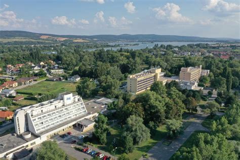 Hotel Máj Piešťany exteriér s bazénom