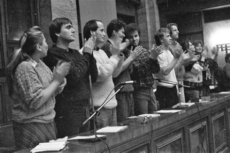 Historické fotografie študentských protestov v novembri 1989 na FiF UK