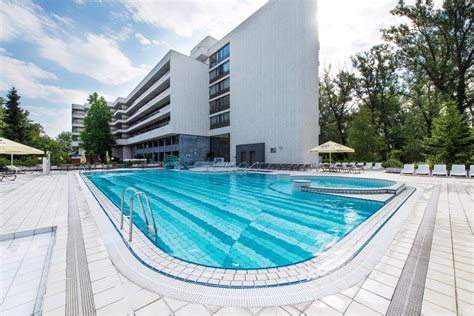 Exteriér Esplanade Ensana v Piešťanoch s výhľadom na kúpeľný ostrov
