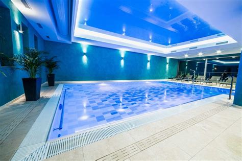 Interiér relaxačného bazéna s whirlpoolom vo Wellness Hoteli Panorama