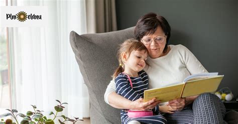 Rodina, deti a senior spoločne čítajú knihu