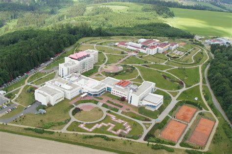 Kúpeľný areál Klimkovice s panorámou Beskýd