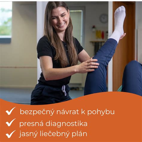 lekár konzultujúci rehabilitačný plán s matkou