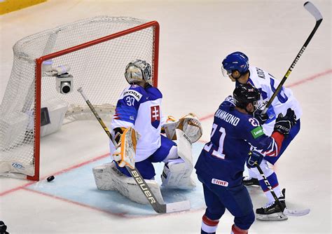 Hokejista v akcii s ochrannou prilbou