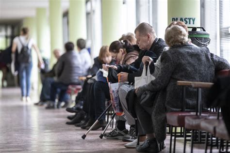Pacienti čakajúci na chodbe v čakárni