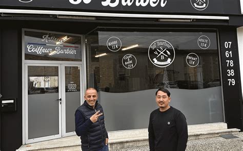 Barber komunikujúci so zákazníkom