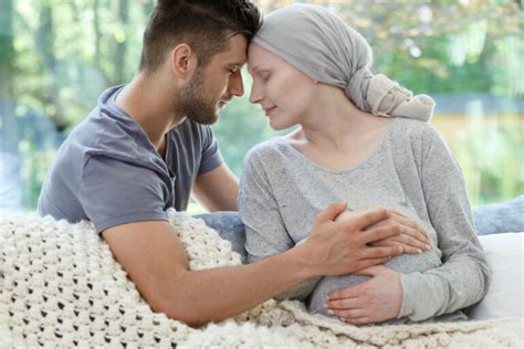 Žena v tehotenstve s partnerom