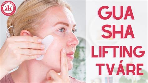 Žena vykonávajúca Gua Sha masáž tváre