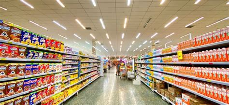 Ilustračná fotografia predavačky v obchode